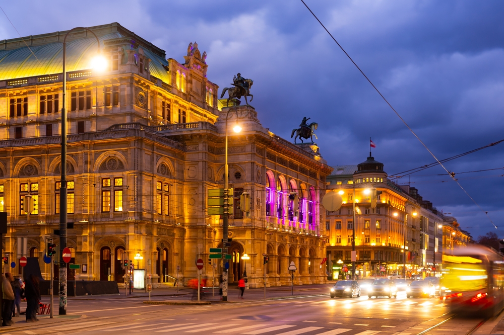 Wiener Staatsoper og Opernring om aftenen