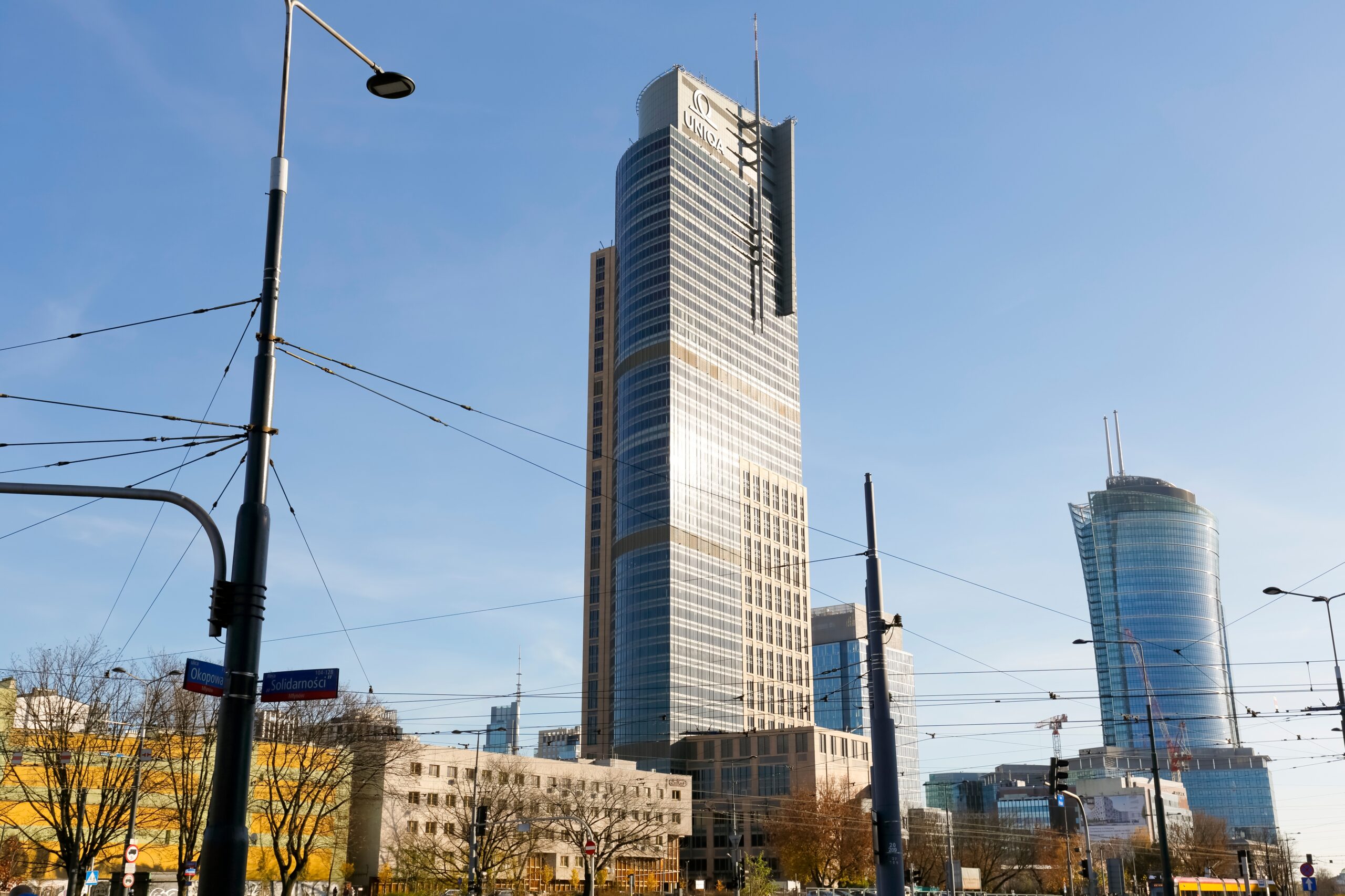 Moderne skyskraber i bydelen Wola i Warszawa