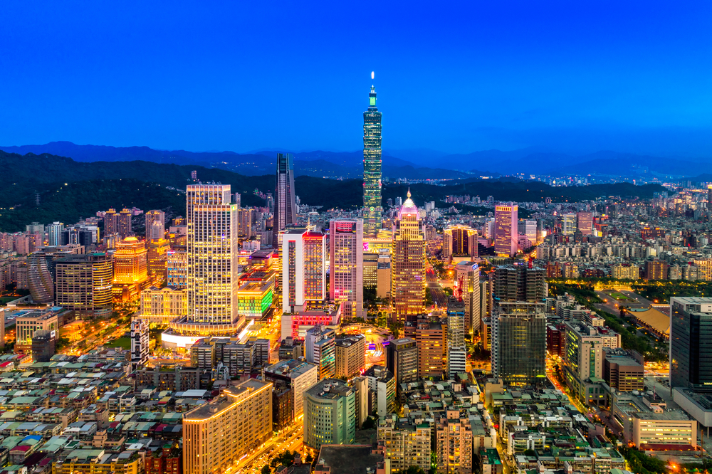 Taipei 101 og en travl gade i forretningskvarteret Xinyi i Taipei