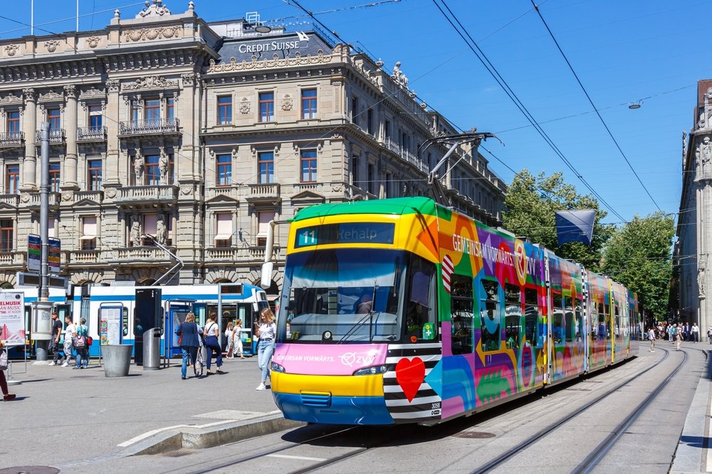 Sporvogn på Bahnhofstrasse ved Paradeplatz i Zürich