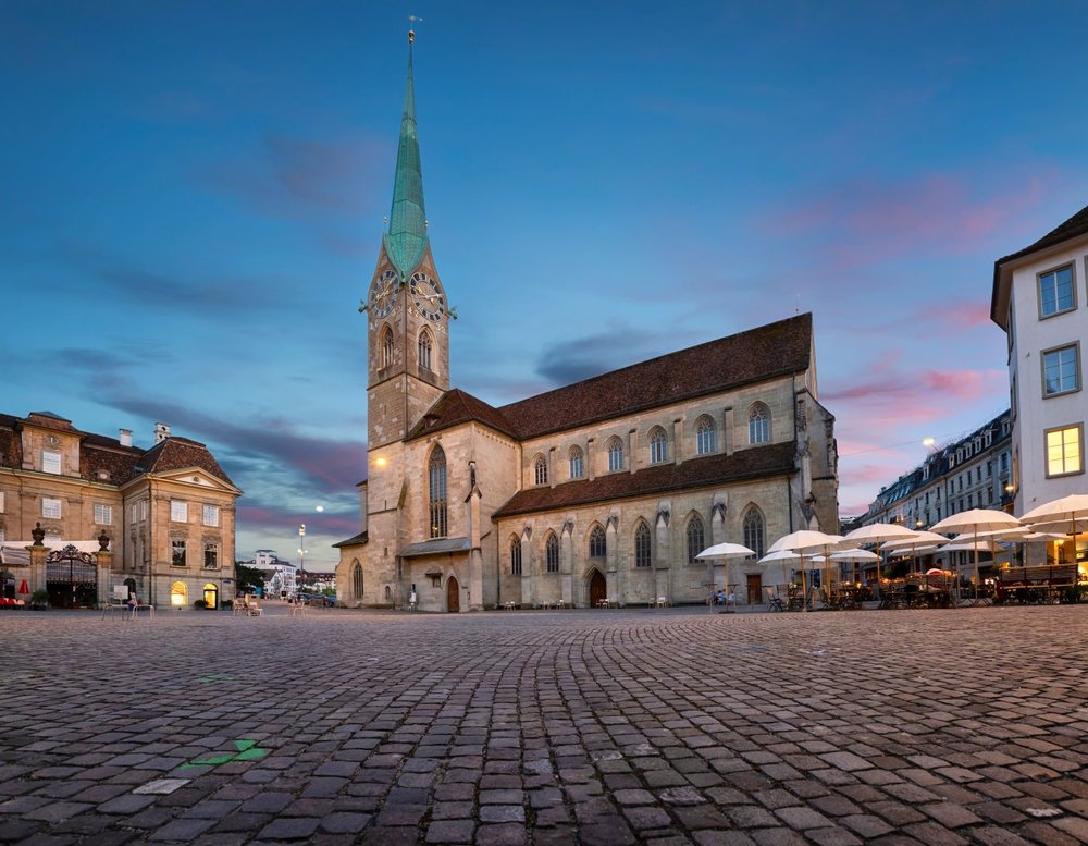 Fraumünster med det grønne spir set fra Münsterhof i Zürich