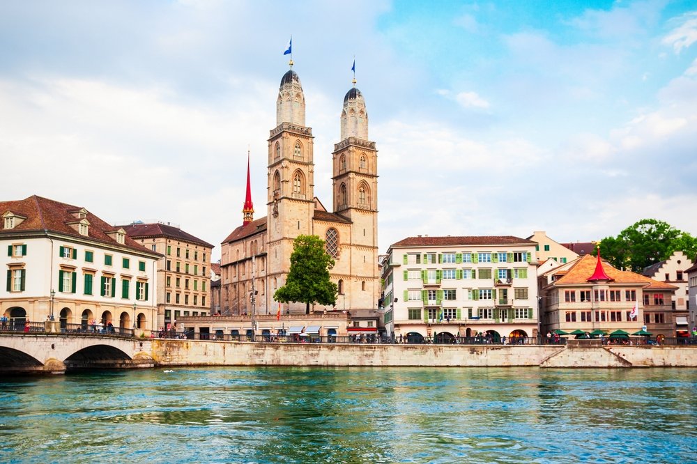 Grossmünster med de to tårne ved floden Limmat i Zürich