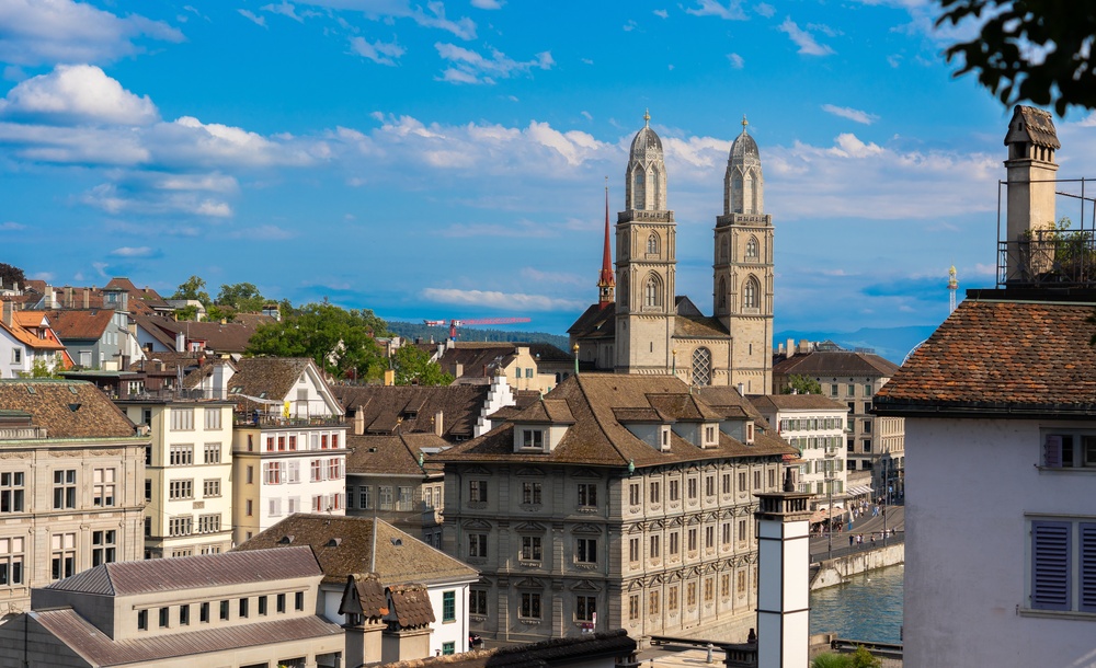 Zürichs Old Town med gamle hustage og Grossmünster-katedralen