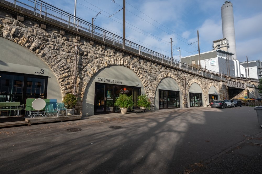 Im Viadukt med butikker under jernbanebuerne i Zürich West