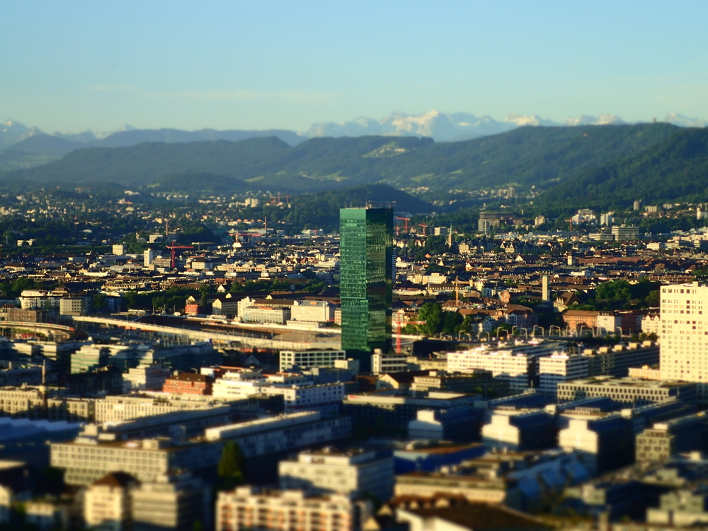 Prime Tower i Zürich West ved solopgang med Alperne i baggrunden