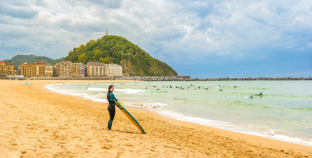 Surfer på Zurriola-stranden i Gros i San Sebastian
